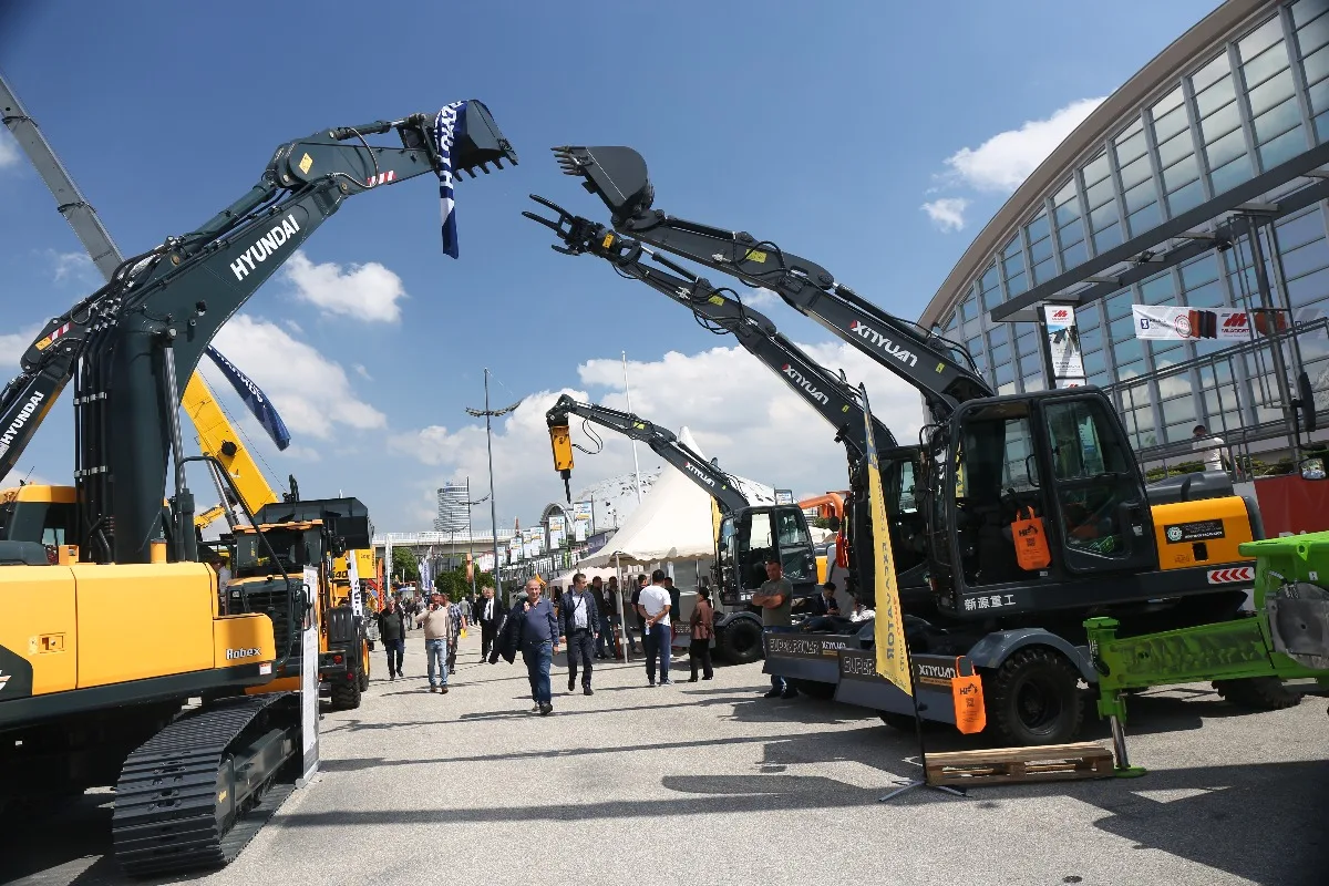 građevinske mašine postavljene na plato ispred zgrade sajma u Beogradu